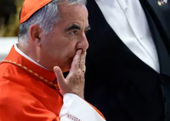 La exclusión del cardenal Becciu del cónclave, por una carta que dejó Francisco, genera un fuerte debate en el Vaticano