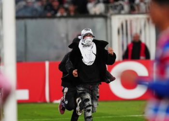 El duro castigo que recibieron los hinchas que invadieron el Monumental durante el duelo entre Colo Colo y Fortaleza