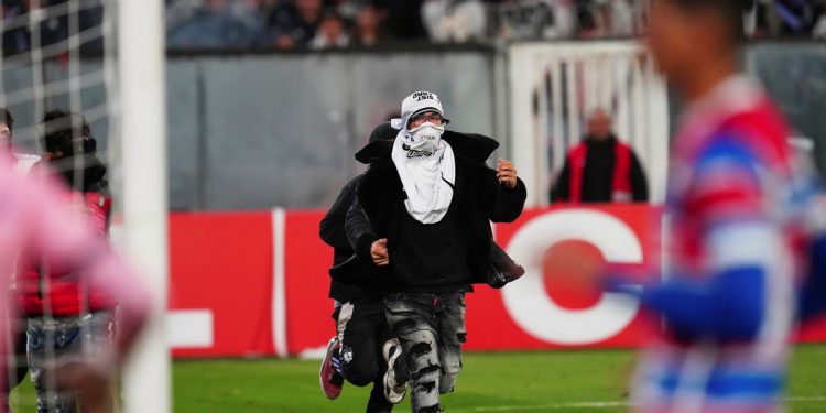 El duro castigo que recibieron los hinchas que invadieron el Monumental durante el duelo entre Colo Colo y Fortaleza