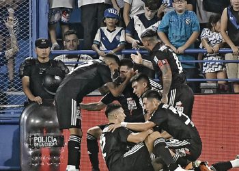 El equipo de Primera División que hace historia con 18 jugadores y un DT del Ascenso