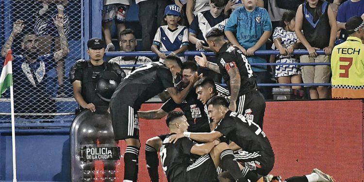 El equipo de Primera División que hace historia con 18 jugadores y un DT del Ascenso