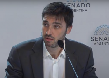 El gobernador de Chubut denunció a un juez por ordenar la cobertura de una cirugía estética de feminización