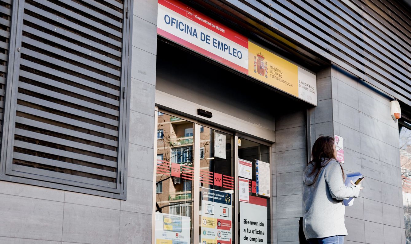 Una mujer pasa por una oficina del SEPE (Carlos Luján / Europa Press)