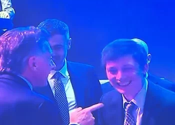 Con un fuerte abrazo y sonrisas, Mauricio Macri y Santiago Caputo sorprenden a la política. ¿Fin del fuego cruzado?