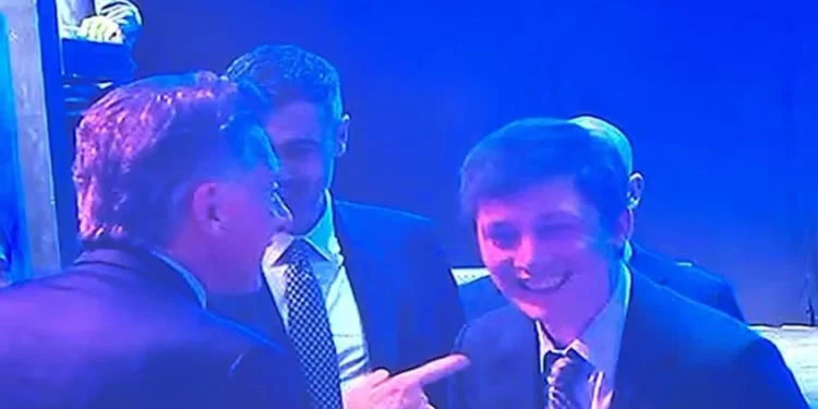 Con un fuerte abrazo y sonrisas, Mauricio Macri y Santiago Caputo sorprenden a la política. ¿Fin del fuego cruzado?