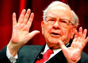 Festeja Warren Buffett: por qué no cayó su fortuna en medio de la tensión en Wall Street