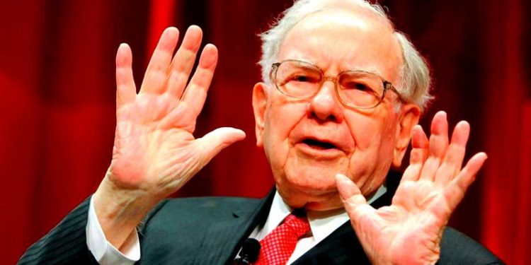 Festeja Warren Buffett: por qué no cayó su fortuna en medio de la tensión en Wall Street