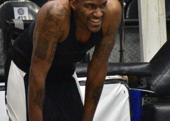 Golpeó a su técnico en pleno partido de la Liga Nacional y le rescindieron el contrato, pero pidió “comprensión”