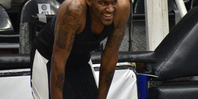 Golpeó a su técnico en pleno partido de la Liga Nacional y le rescindieron el contrato, pero pidió “comprensión”