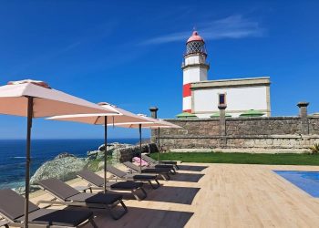 Abre el primer hotel de Galicia situado en un faro: solo 17 habitaciones, vistas panorámicas y piscina sobre el Atlántico