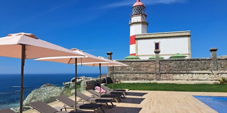 Abre el primer hotel de Galicia situado en un faro: solo 17 habitaciones, vistas panorámicas y piscina sobre el Atlántico