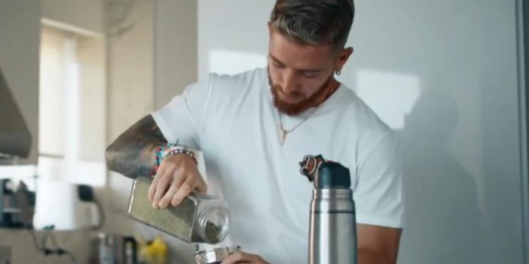 Iker Muniain mostró cómo hacer un mate en la televisión española y fue tendencia en las redes