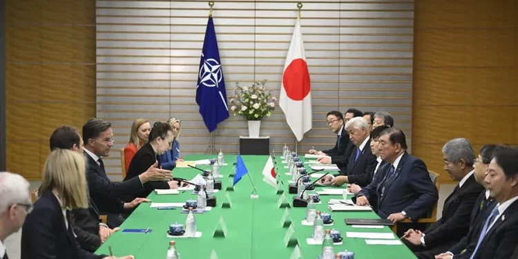 Japón y Alemania: Las decisiones estratégicas que llevan a Tokio a acercarse a la OTAN y a Berlín a desplegar tropas en Lituania. Dos decisiones que hablan de un mundo en llamas