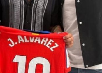 Julián Álvarez fue a ver un show de Diego Torres en Madrid y le regaló su camiseta