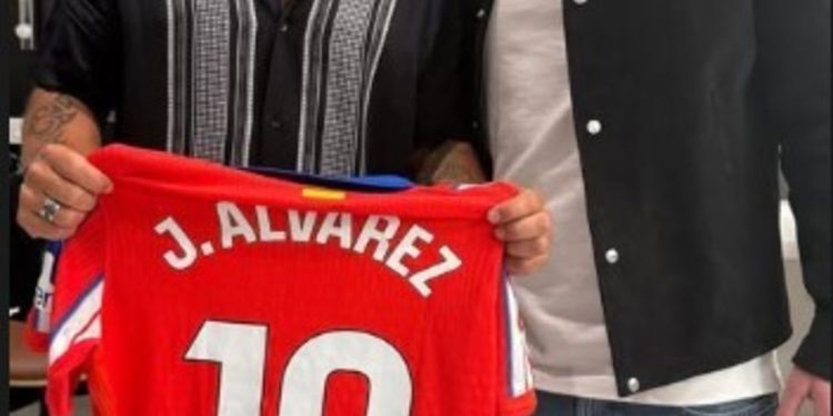 Julián Álvarez fue a ver un show de Diego Torres en Madrid y le regaló su camiseta