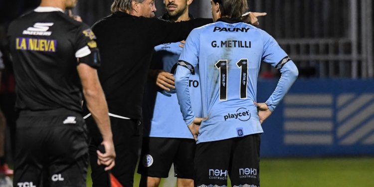 La bronca de Zielinski con los árbitros: “El gol de Jara es gol” y “las jugadas puntuales fueron todas para Boca”