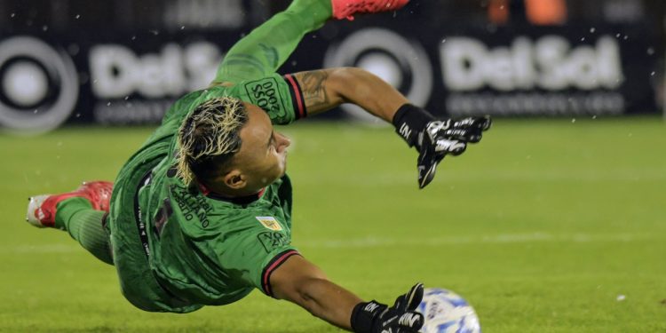 La espectacular noche récord de Keylor Navas: 12 atajadas en el triunfo de Newell’s ante Tigre