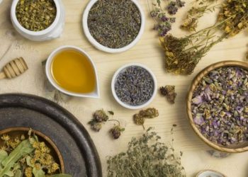 La hierba que es un verdadero tesoro para la salud: alivia el dolor, es antiinflamatoria y está en todas las cocinas