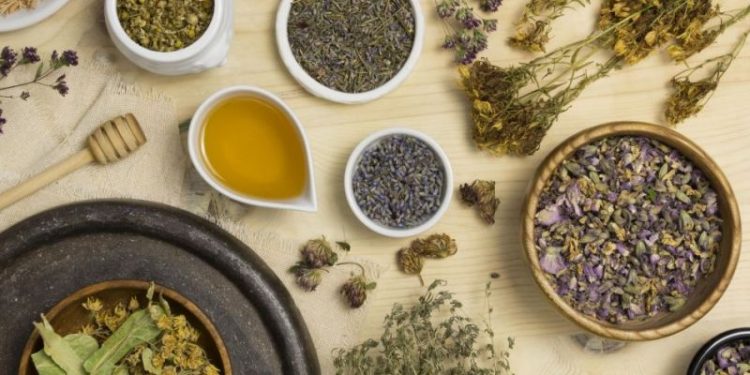 La hierba que es un verdadero tesoro para la salud: alivia el dolor, es antiinflamatoria y está en todas las cocinas