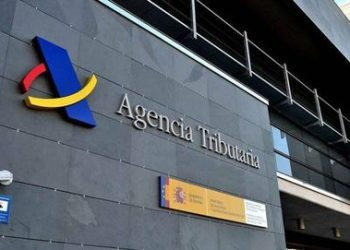 La Seguridad Social puede embargarte la nómina por deudas de tu cónyuge: solo hay estas 3 excepciones