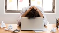 Los argentinos creen que trabajan mucho y ganan poco: la alarmante encuesta que muestra el "burnout" laboral 
