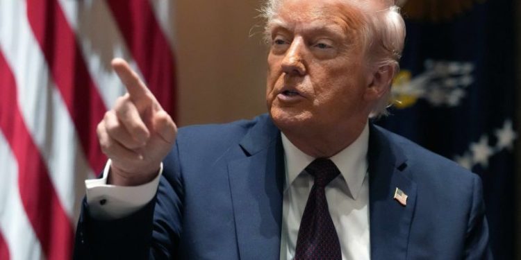 Los aranceles de Trump golpean a los mercados y los mercados y los aranceles, a la Argentina