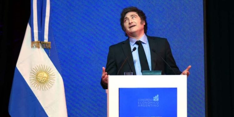 Milei celebra acuerdo con FMI y contesta absurdas críticas a lo Maradona: “la tienen adentro”. Anunció inicio de fase de crecimiento económico