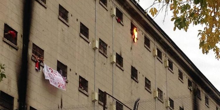 Motín en el penal de Devoto en reclamo por el cierre de los Centros de Estudiantes universitarios