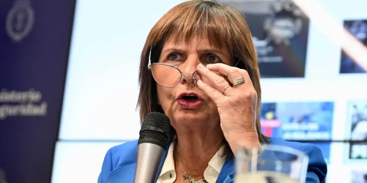 Operación: Mentideros vernáculos hablan de renuncia de Patricia Bullrich y barras violentos y narcos del conurbano expanden el brulote.