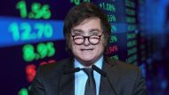 Guiños de China y EE.UU. a Milei reduce pérdidas en bonos y acciones