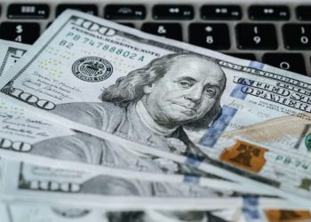 Precio del dólar hoy: a cuánto cotiza el oficial en los bancos de la City este lunes 7 de abril