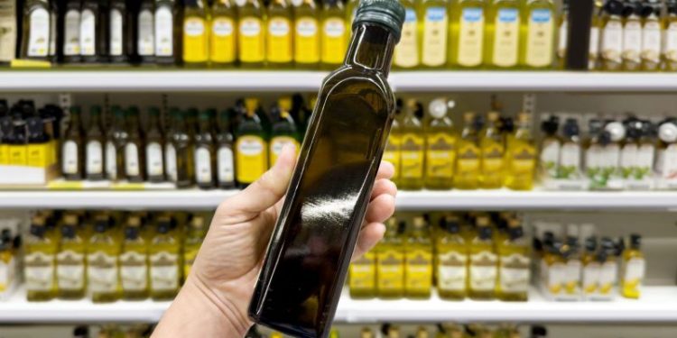 Prohíben la venta y exigen que se retire este aceite de oliva de todos los supermercados por ser ilegal y nocivo para la salud