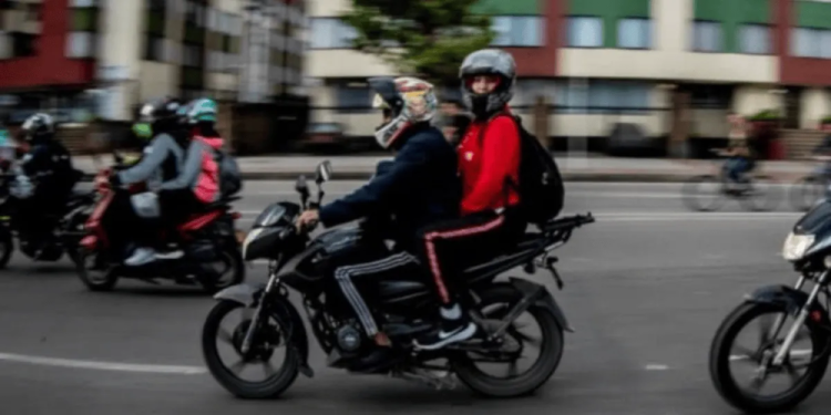 Prohibirán que circulen dos personas por moto para “prevenir ilícitos” en provincia de Buenos Aires