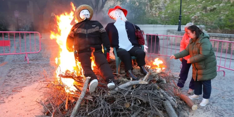 La Cornisa sigue fiel a sus Judas