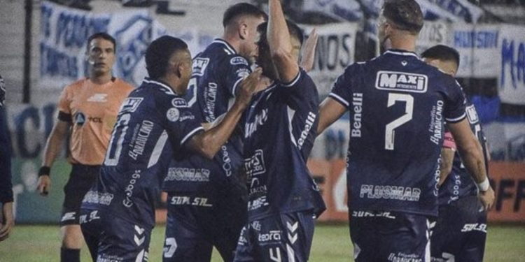 Quilmes goleó a Racing de Córdoba y se prendió arriba