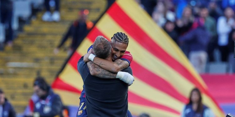 Raphinha se deshizo en elogios hacia Hansi Flick: “Me cambió la carrera”