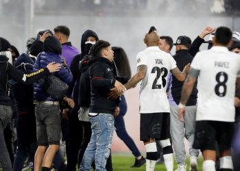 Tragedia en Chile: dos muertos, invasión y partido entre Colo Colo y Fortaleza suspendido