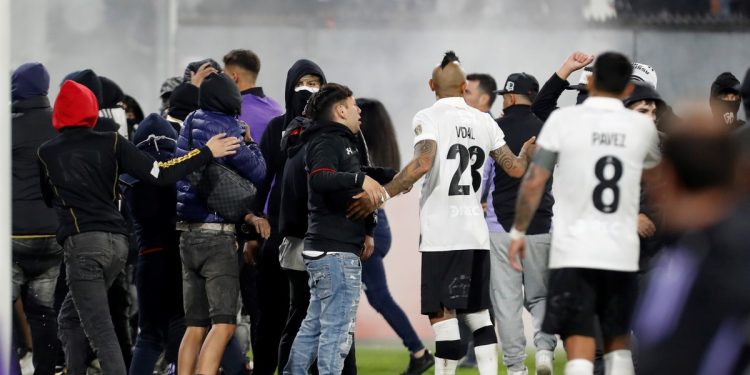 Tragedia en Chile: dos muertos, invasión y partido entre Colo Colo y Fortaleza suspendido