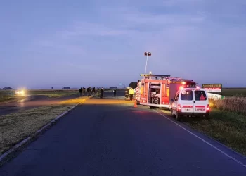 Tragedia en la Ruta 51: esperan una grúa para rescatar a dos personas atrapadas bajo el colectivo