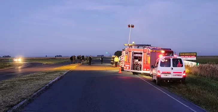 Tragedia en la Ruta 51: esperan una grúa para rescatar a dos personas atrapadas bajo el colectivo