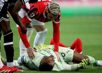 Traumatismo de cráneo y salida en camilla para el arquero del Milan