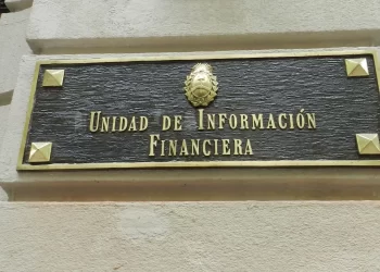 Con un decreto, Milei prohíbe a la UIF querellar en causas de corrupción y lavado. Anteriormente el organismo llevo al kirchnerismo a la justicia