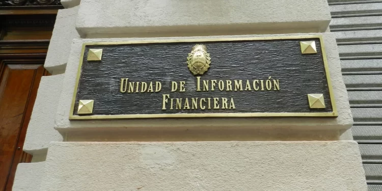 Con un decreto, Milei prohíbe a la UIF querellar en causas de corrupción y lavado. Anteriormente el organismo llevo al kirchnerismo a la justicia