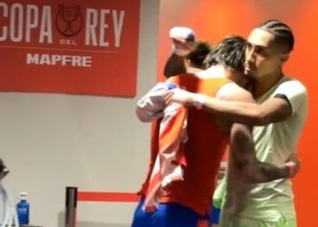 Video: el cambio de camisetas entre De Paul y Raphinha