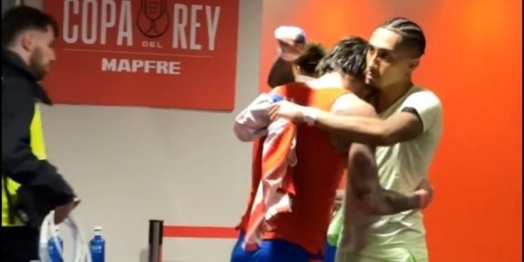 Video: el cambio de camisetas entre De Paul y Raphinha