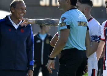 Video: el “parate y vení” de Espinoza para amonestar a un suplente