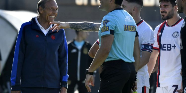 Video: el “parate y vení” de Espinoza para amonestar a un suplente