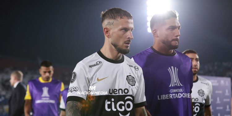 Video: el polémico gesto de Benedetto a los hinchas de Olimpia