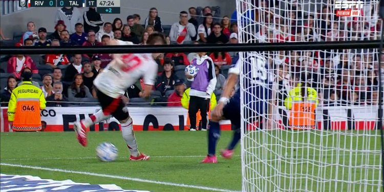 Video: la genialidad de Mastantuono que no pudo terminar en gol