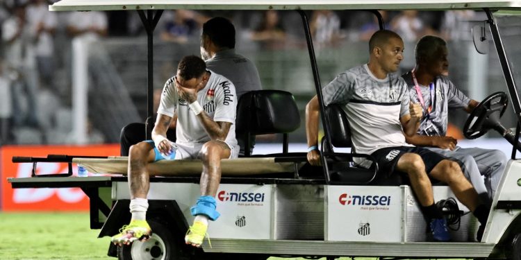 Video: Neymar volvió a lesionarse en el Santos y quebró en llanto